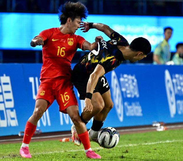 关于国际足坛战绩令人瞩目，中国队实现壮举的信息